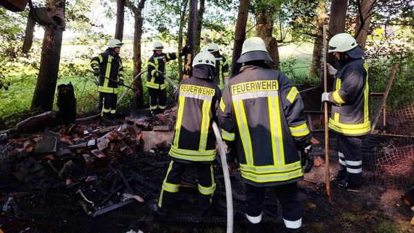 Bei Feuer in Oberndorf: Autofahrer bringt Einsatzkräfte mit Ignoranz in Gefahr