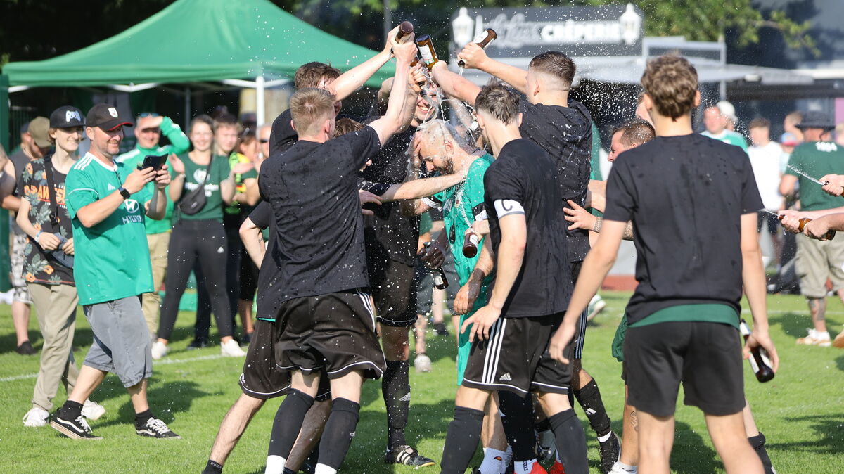 Pure Freude: Altenbruchs Trainer Alexander Haut bekam nach der Partie eine Bierdusche. Foto: Unruh