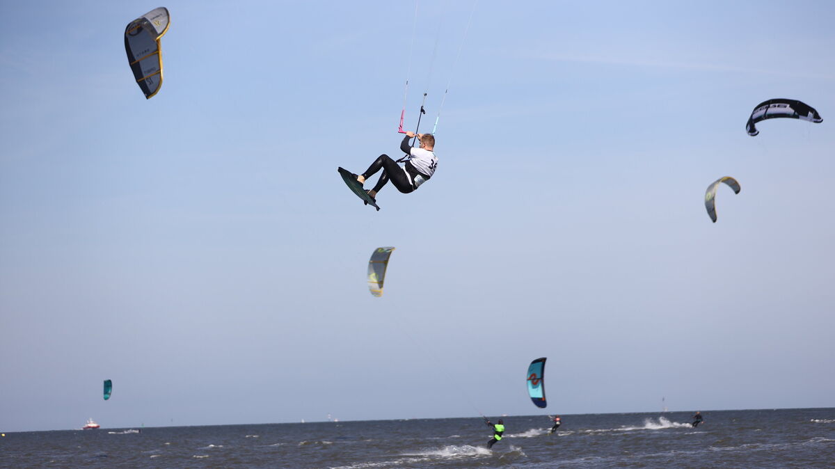 Ein Hingucker in Cuxhaven: Bunte Schirme am Himmel. Doch die Kitesportszene vor Ort hat Sorgen um die Zukunft. Foto: Unruh