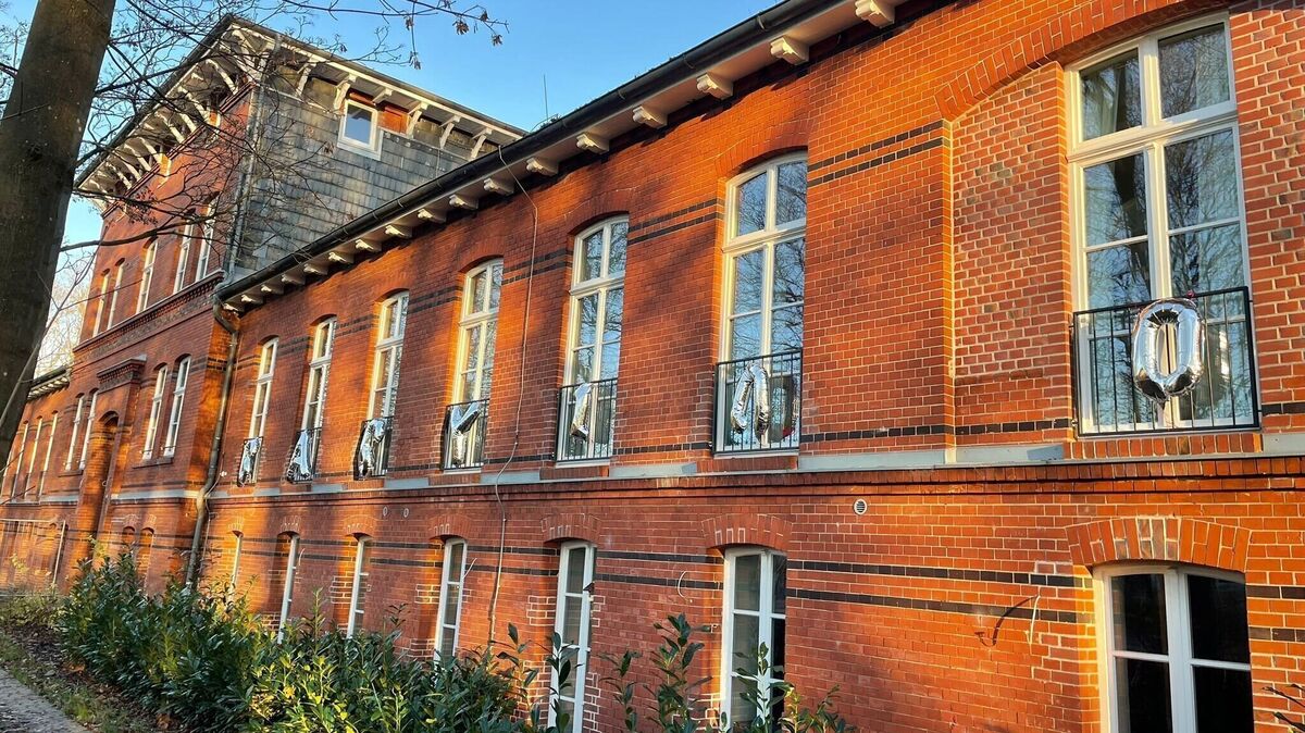 "Baby 100" verkünden silberne Luftballons an der Fassade des Geburtshauses in Cuxhaven. Foto: Kramp