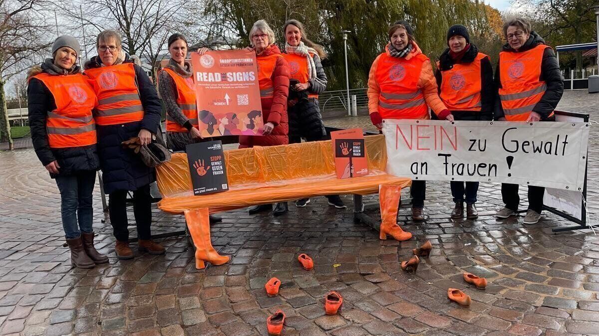 Der Soroptimist-Club Cuxhaven Stadt und Land beteiligte sich auch in diesem Jahr an den Orange Days und setzt deutliche Zeichen gegen Gewalt gegen Frauen. Foto: Kramp