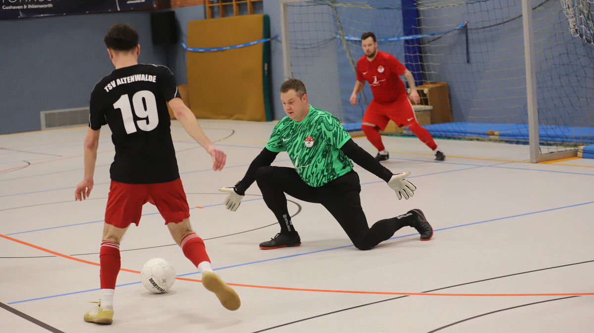 Der Keeper des Duhner SC, Dennis Glüsing, hat sich breit gemacht. Eric Mehaux vom TSV Altenwalde findet keine Lücke. Foto: Witthohn