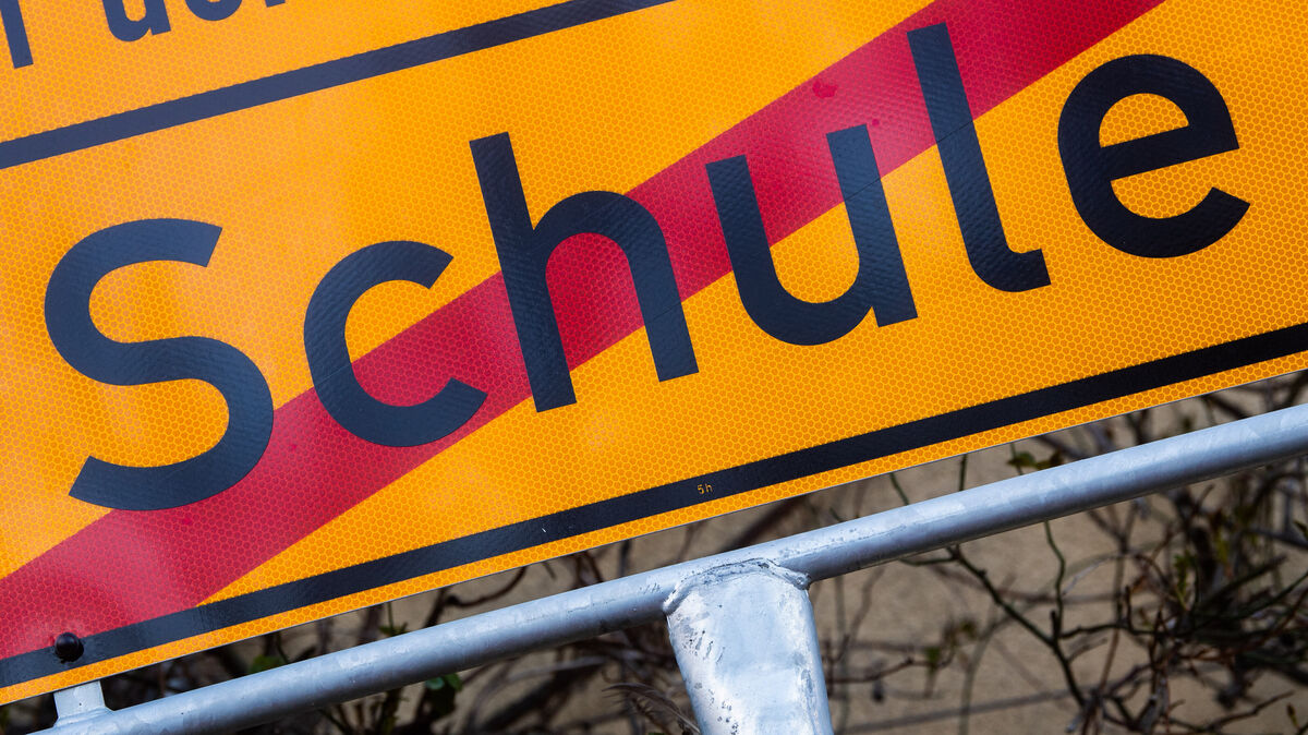 Vorsorglich fällt im Landkreis Cuxhaven die Schule aus. Der deutsche Wetterdienst warnt vor Schnee und starkem Wind. Symbolbild: Stratenschulte/dpa