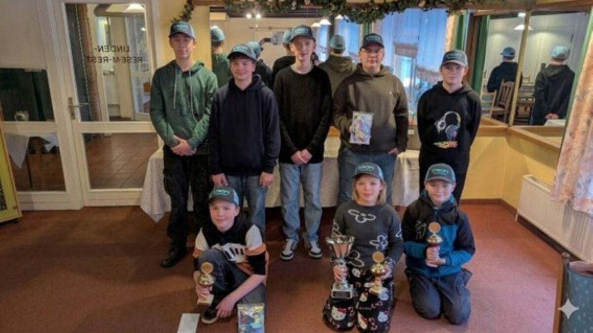 Die erfolgreichsten Jungangler der Saison werden geehrt: Hintere Reihe: Thorge Lempens (v.l.), Kilian Koppelmann, Paul Vockel, Ole Fehrig, Luana Lauerbach. Vorne sitzend: Haje Müller (v.l.), Zerafina Zehm, Liam Lauerbach. Foto: Lange