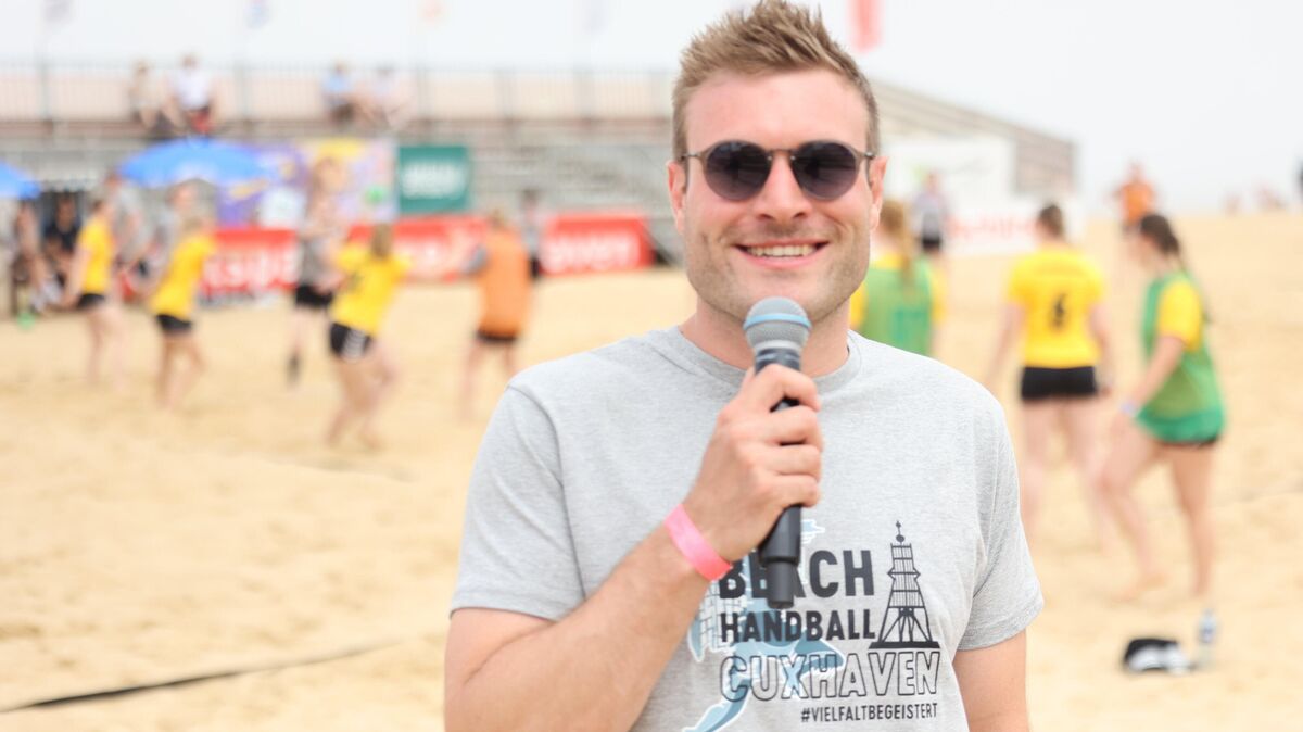 Ein neuer Klang am Strand: Sprecher Fabian Ahnfeld bringt frischen Wind in die Sparkassen-Beach-Arena und begeistert Spieler und Zuschauer gleichermaßen. Foto: Potschka
