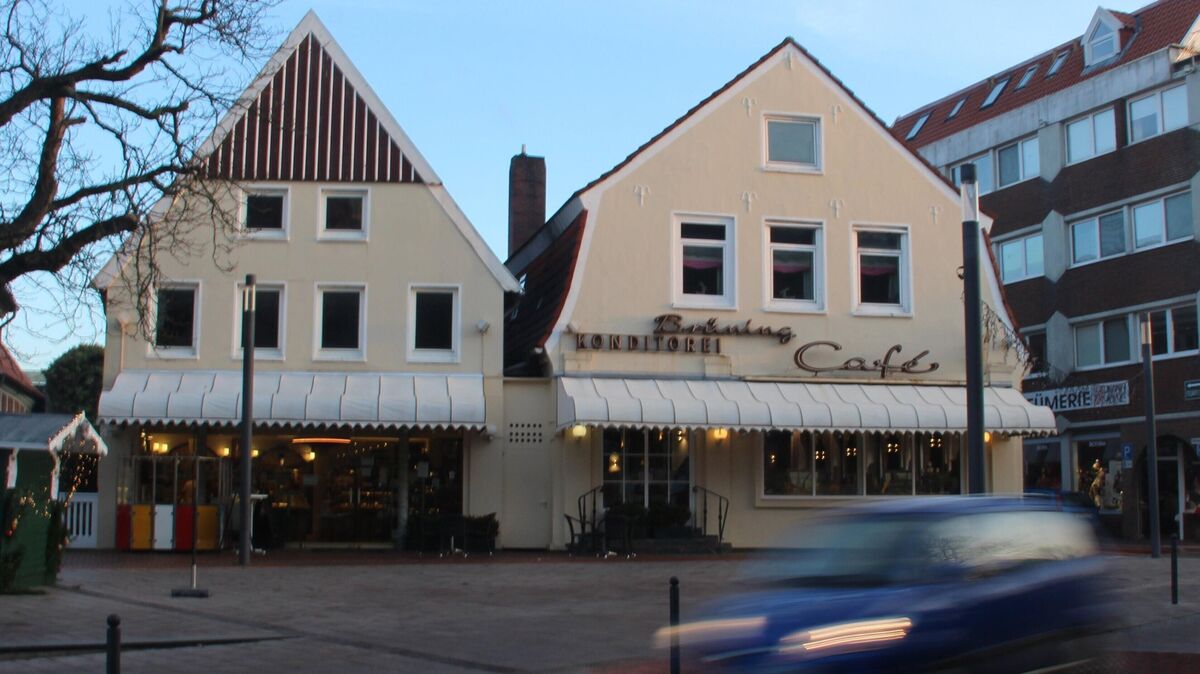 Die Stadt Otterndorf hatte das Café Brüning angepachtet und an eine Betreiberin unterverpachtet. Als diese die Segel strich, musste in dem Café zurückgebaut werden. Auf den Kosten blieb die Kommune sitzen.