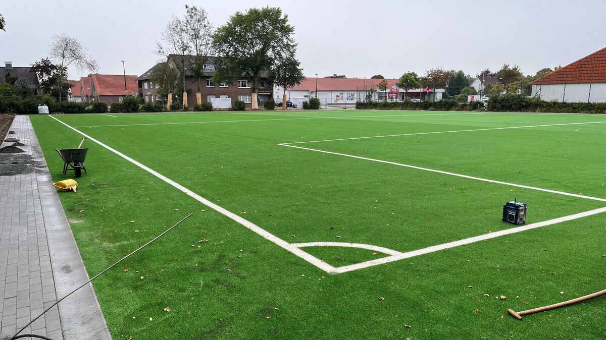 Der neue Kunstrasenplatz in Otterndorf ist fast fertig: In wenigen Wochen sollen die ersten Trainingseinheiten auf dem neuen Geläuf stattfinden. Foto: Unruh