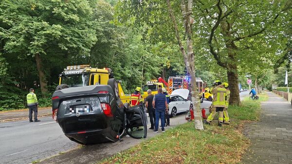 Spektakulärer Unfall in Cuxhaven: Auto überschlägt sich im Stadtgebiet