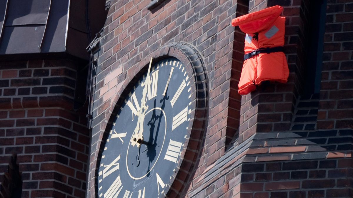 Rettungsweste am Kirchturm der Apostelkirche in Hannover als Zeichen der Solidarität mit Flüchtlingen und Seenotrettern am Mittelmeer. Ratsherr Bernd Jothe hatte in der Debatte unter anderem auf das Engagement vieler Kirchen hingewiesen. Foto: Julian Stratenschulte/dpa