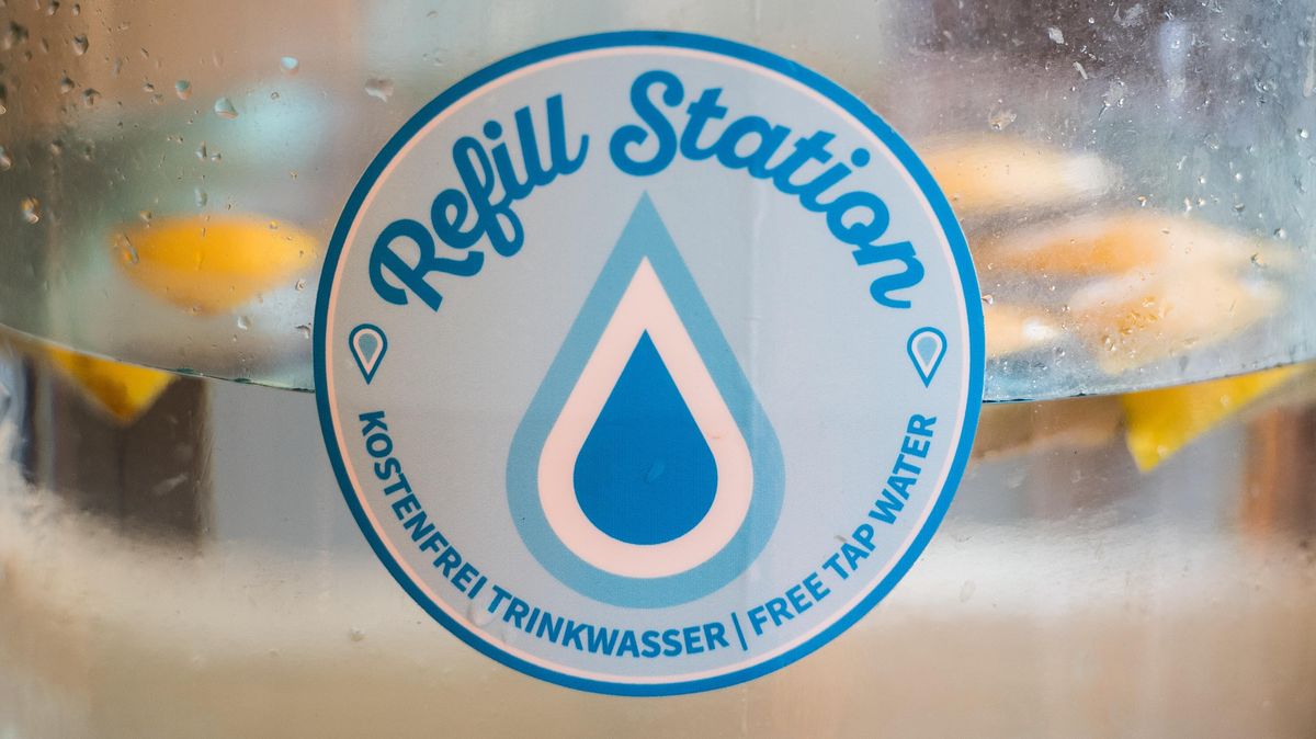 Wer einen solchen blauen "Refill"-Aufkleber an seiner Ladentür hat, macht seinen Kunden deutlich, dass sie hier kostenloses Trinkwasser in ihre mitgebrachte Flasche füllen lassen können. Mit der Initiative soll der Konsum von Wasser in Plastikflaschen reduziert werden. Foto: Arnold