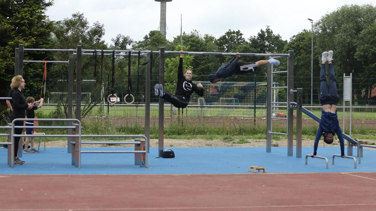 Die drei Hamburger Jungs Marcin, Mitja und Denis sind sozusagen Profis im "Calisthenics"- also trainieren mit dem eigenen Gewicht -und haben bei einem Workshop einige Übungen gezeigt. Foto: May