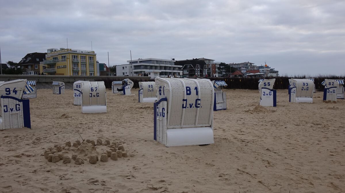Etwa 200 seiner rund 500 Strandkörbe hat Vermieter Jürgen von Glahn schon ins Winterquartier geholt. Ein weiterer großer Schub soll an diesem Wochenende folgen. Vereinzelt werden die Gehäuse aber noch von Gästen genutzt. Foto: Kuczorra