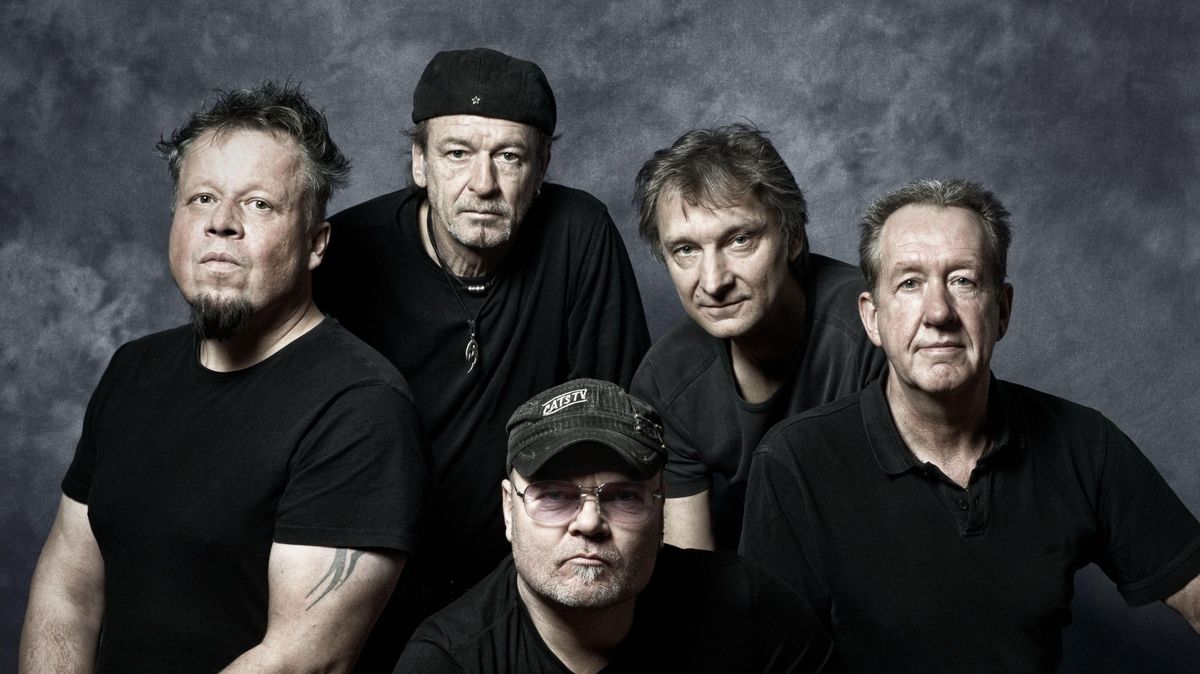 Die Cuxhavener Kultband Cats TV startet noch mal richtig durch: Olly Lagemann (Bass), Heino Braas (Schlagzeug), Stephan Wagner Krüger (Gesang), Burkhard Kuhn (Gitarre) und Tom Baumann (Keyboards) proben fleißig für das Wattensound-Festival am 7. März. Foto: Kuhn