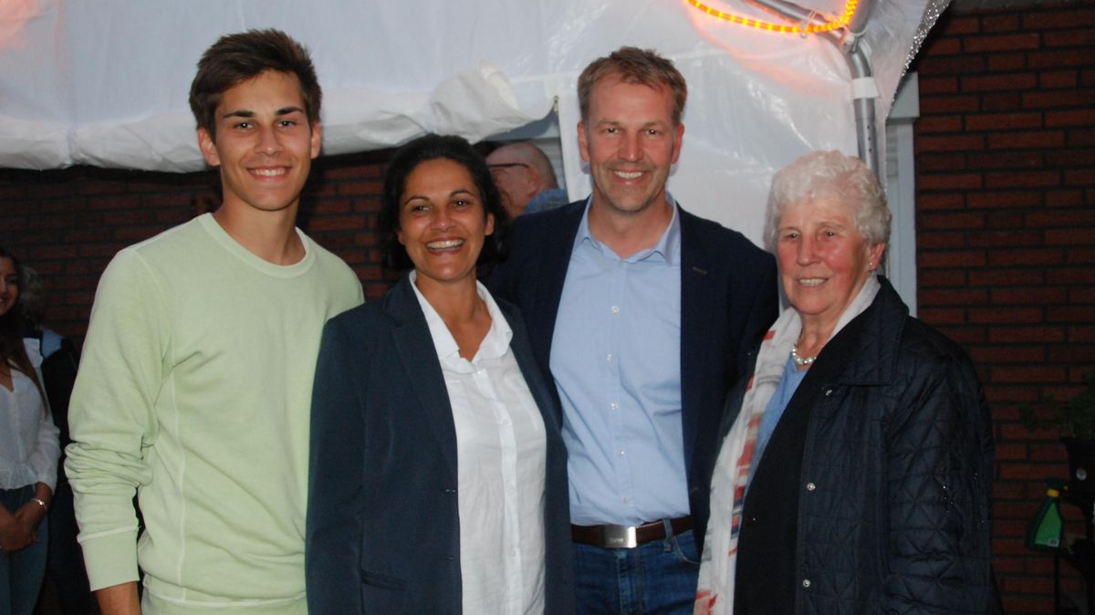 Guido Dieckmann (2.v.r.) ist neuer Beverstedter Bürgermeister. Foto: Fixy