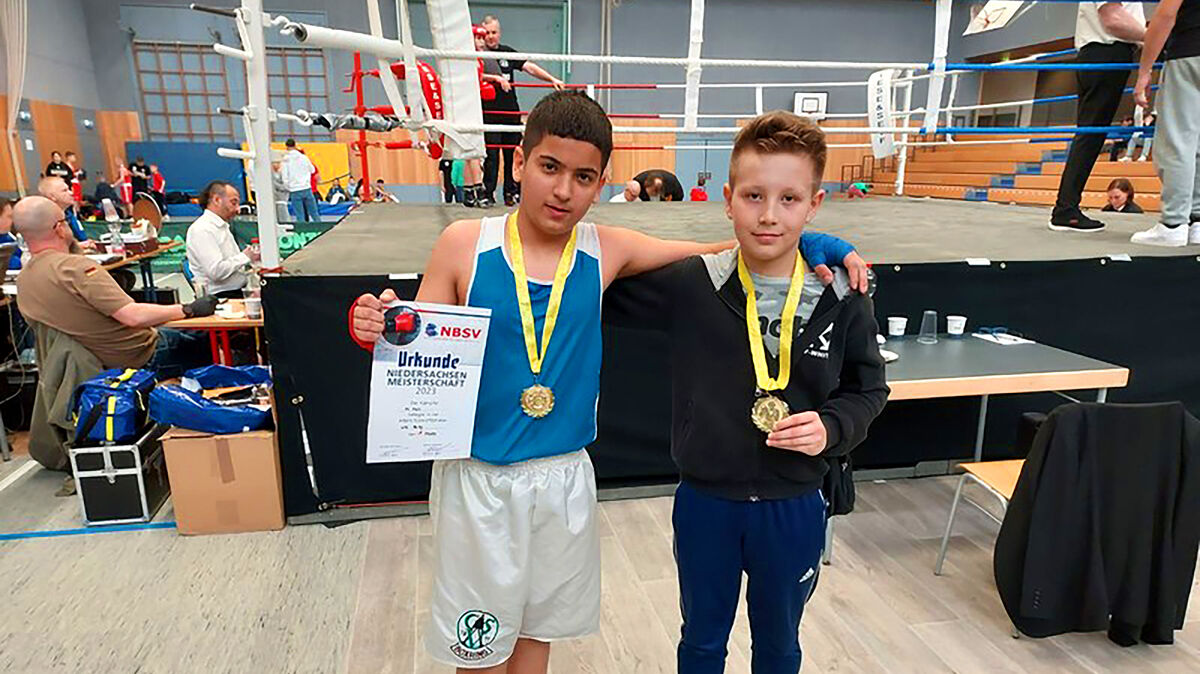 So sehen strahlende Sieger aus: Die Rot-Weiss Cuxhaven Boxer Azis Ali und Daniel Wassiljew wurden Niedersachsenmeister. Foto: Montoya