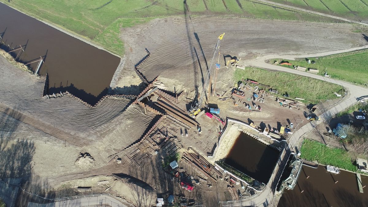 Das Bild zeigt den aktuellen Stand der Schleusenarbeiten aus luftiger Höhe. Foto: NLWKN