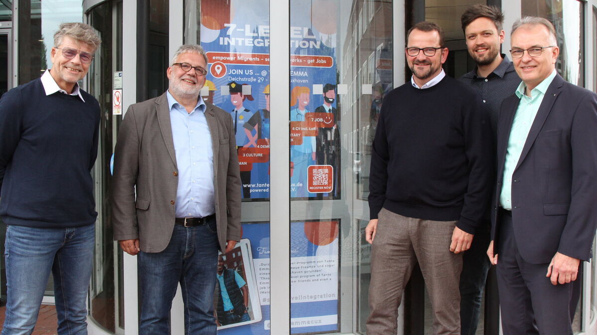 Inmitten der Drehtür am Haupteingang zur Stadtsparkasse wird über das 7-Level-Programm informiert. Das Geldinstitut fördert die Initiative mit 5000 Euro. Im Bild v. l. Bodo Mayerhof, Thomas Weinknecht, Sven Wersien, Jason Frost und Ralf-Rüdiger Schwerz. Foto: Reese-Winne