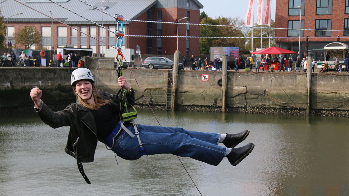 Die junge Altenwalderin Stella Rebehn (20 Jahre) wagte am vergangenen Sonnabend den Flug über das Becken des Alten Fischereihaufens. Die von Hoteldirektor Axel Schneider initiierte Aktion war der absolute Höhepunkt des Doppelgeburtstages. Foto: Potschka