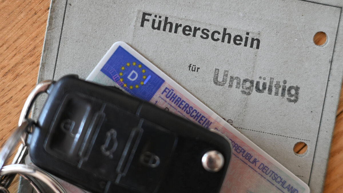 Einen gültigen Führerschein kann der Autofahrer nicht vorlegen. Symbolfoto: Arne Dedert