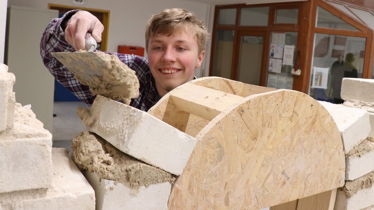 Mit großer Leidenschaft dabei: Leon Alexander Reimann (17) machte vor, wie viel Spaß das Errichten einer Mauer bringen kann. Foto: Mangels