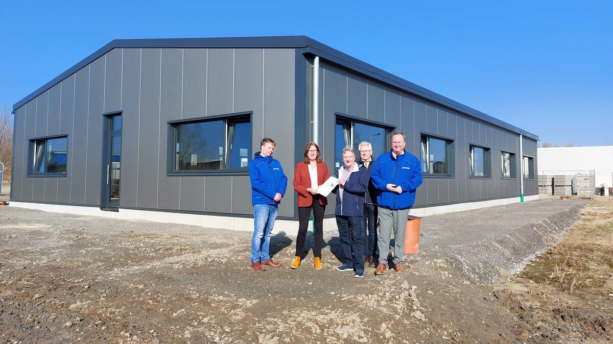 Bescheidübergabe in Cuxhaven: (v.l.) Kai Sawischlewski (Agentur für Wirtschaftsförderung Cuxhaven), Karin Beckmann (Landesbeauftragte Amt für regionale Landesentwicklung Lüneburg), Rolf Pawlowitz (Geschäftsführer Pawlowitz Automation GmbH), Hauke Bartels (Architekt), Uwe Santjer (Oberbürgermeister Stadt Cuxhaven). Foto: Wunsch/ArL Lüneburg