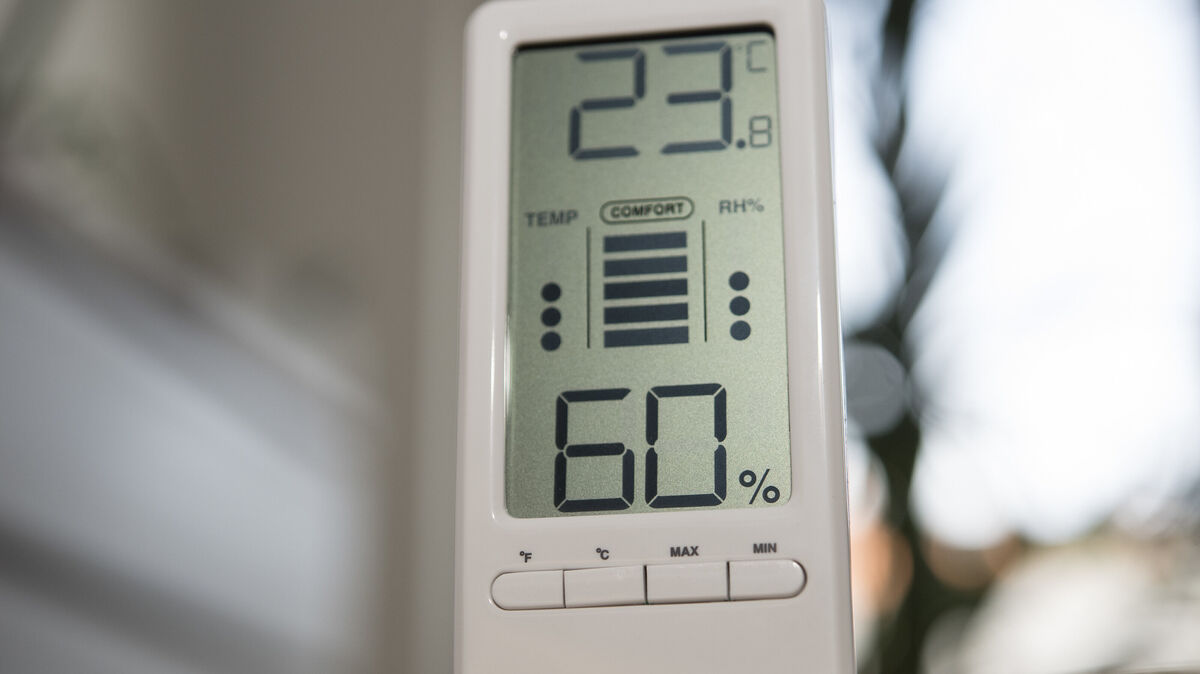Ein Hygrometer misst in Räumen die relative Luftfeuchtigkeit. Ist diese zu hoch, kann schnell Schimmel entstehen. Foto: Robert Günther/dpa