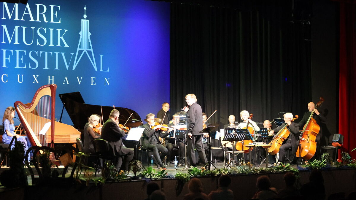 Fein aufeinander abgestimmt: Das MareMusikFestival Orchestra unter der Leitung von Mathias Christian Kosel in der Kugelbake-Halle. Foto: Potschka