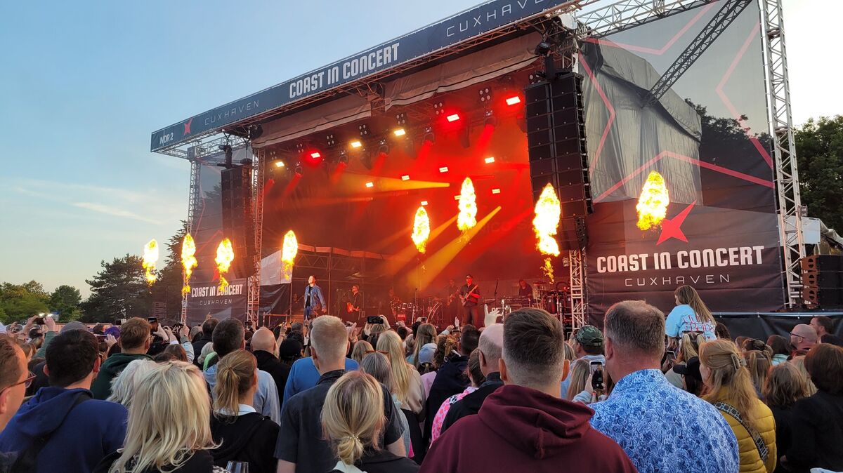 Seinen Hit "Play with fire" setzt Popsänger Nico Santos eindrucksvoll mit gewaltig aufschießenden Feuerfontänen in Szene. Foto: Mangels