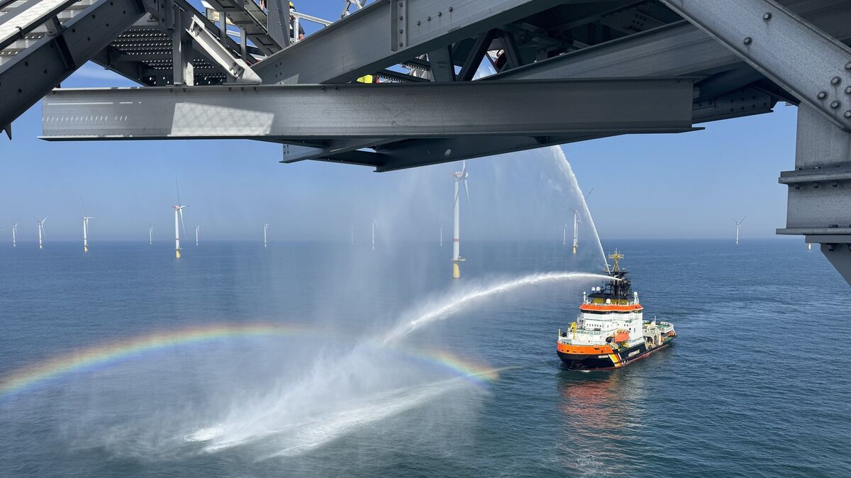 Das Mehrzweckschiff "Neuwerk"der Wasserstraßen- und Schifffahrtsverwaltung unterstütze die Feuerlöscharbeiten mit ihren Feuerlöschkanonen. Foto: Havariekommando