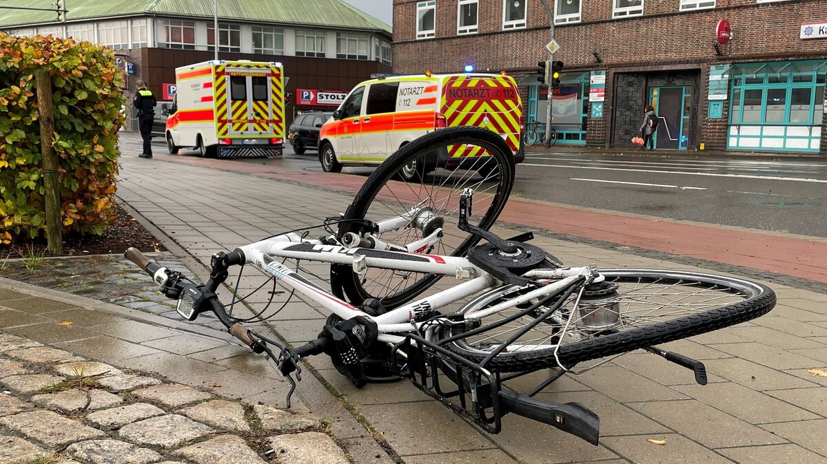 Auf der B73 in Höhe Bahnhof Cuxhaven: Ein Radfahrer wurde von einem Auto erfasst. Foto: Lütt