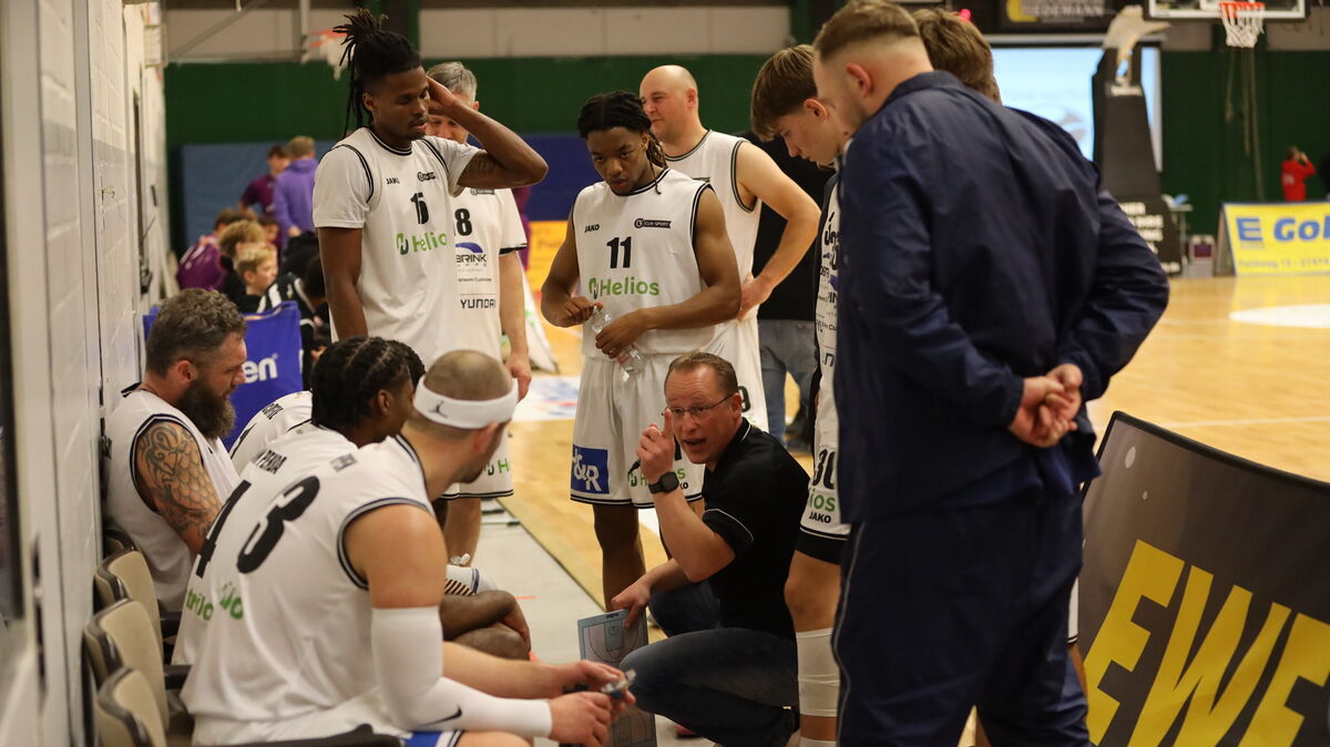 BasCats-Trainer Dennis Tiedemann warnt vor dem Auswärtsspiel in Logabirum: „Wir müssen extrem aufpassen.“ Foto: Unruh