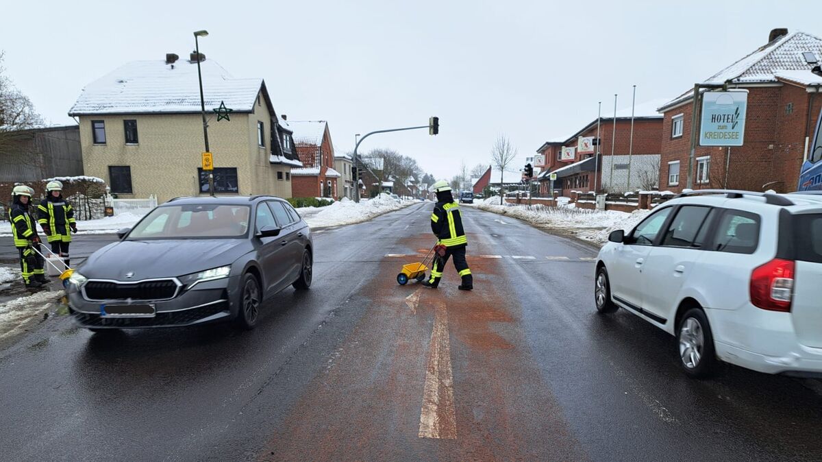 Mit mehreren Streuwagen wurde das Ölbindemittel unter größter Vorsicht auf die Fahrbahn aufgebracht. Foto: Jürgen Lange