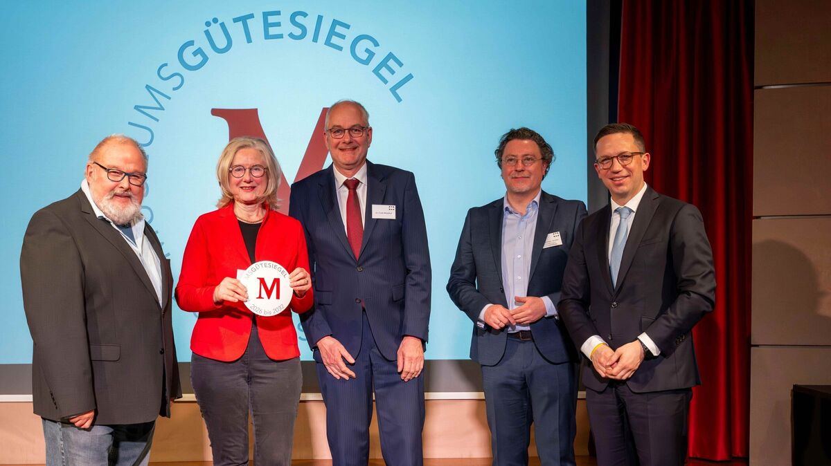 Erika Fischer und Dr. Woesthoff von der Ringelnatz-Stiftung  nach der Verleihung mit der erstmaligen M-Auszeichnung durch Minister Falko Mohrs (r.), Dr. Johannes Janssen, Stiftungsdirektor (2.v.r.), und Prof. Dr. Rolf Wiese (l.), Vorsitzender des MVNB. Foto: Ulrich Pucknat