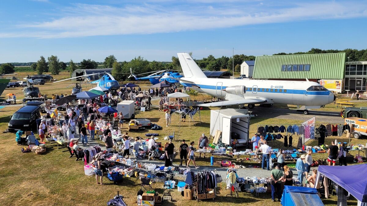 Der Freiluft-Flohmarkt zwischen historischen Fluggeräten auf dem Areal des Aeronauticums lockte am Sonntag bereits morgens zahlreiche Schnäppchenjäger aufs Gelände. Foto: Leuschner