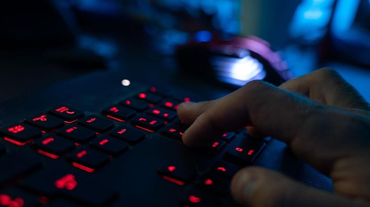 Eine schwerwiegende Sicherheitslücke könnte es Hackern ermöglichen, ganze Internetseiten zu übernehmen. Foto: Nicolas Armer/dpa