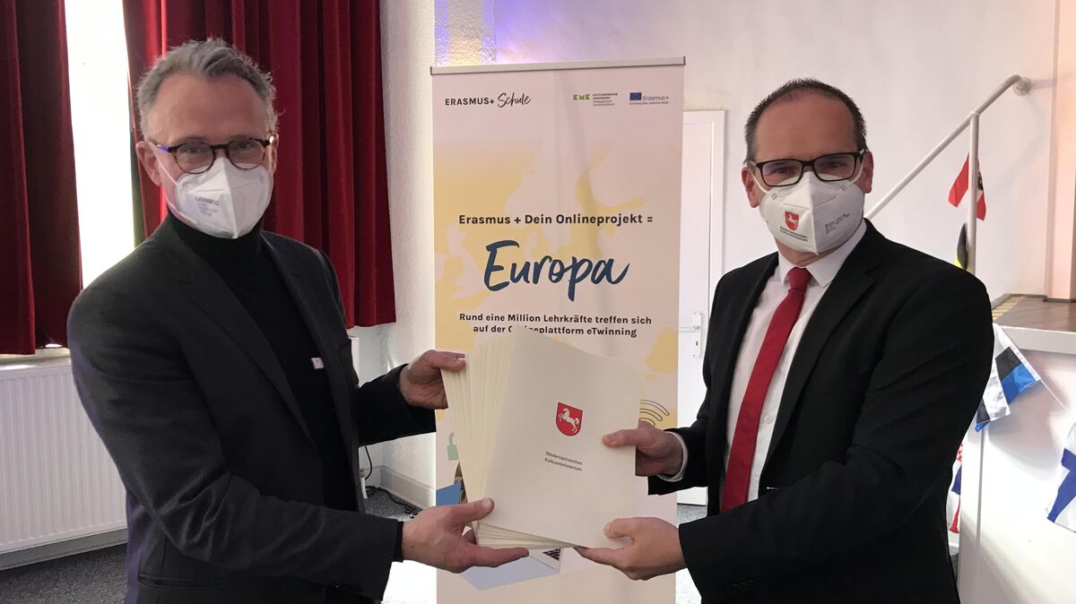 Einen Packen Förderbescheide für Mittel aus dem Digitalpakt Schule übergab Minister Grant Hendrik Tonne (r.) dem Ersten Kreisrat Friedhelm Ottens. Foto: Reese-Winne