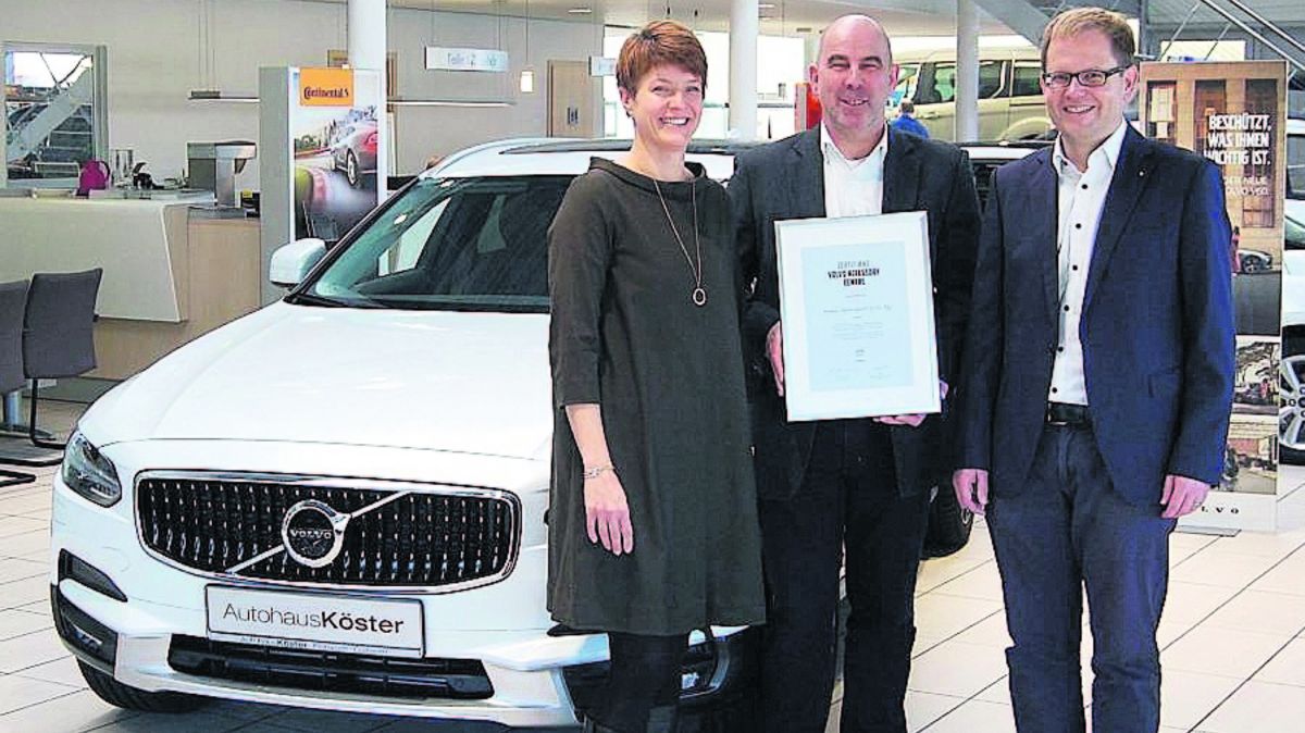 Da strahlte die Geschäftsleitung: Jens Erbert, Distriktleiter Customer Service von Volvo Car Germany, überreichte Birte Köster und Dr. Michael Köster die Zertifizierungsurkunde. Foto: Meisner