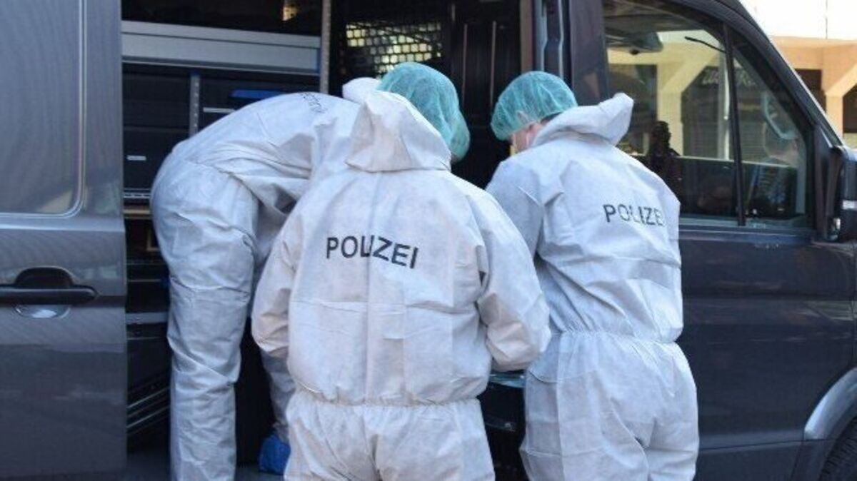 Um keine Spuren zu verfälschen und zu verunreinigen, zieht die Spurensicherung luftdichte Einmal-Anzüge an. Foto: dpa/Priebe