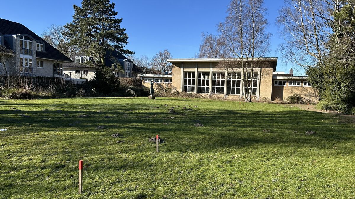 Dieser Anblick wird für viele Jahre verschwinden. Auf der Wiese stehen die ersten Pflöcke, die offenbar das Baufeld kennzeichnen. Foto: Reese-Winne