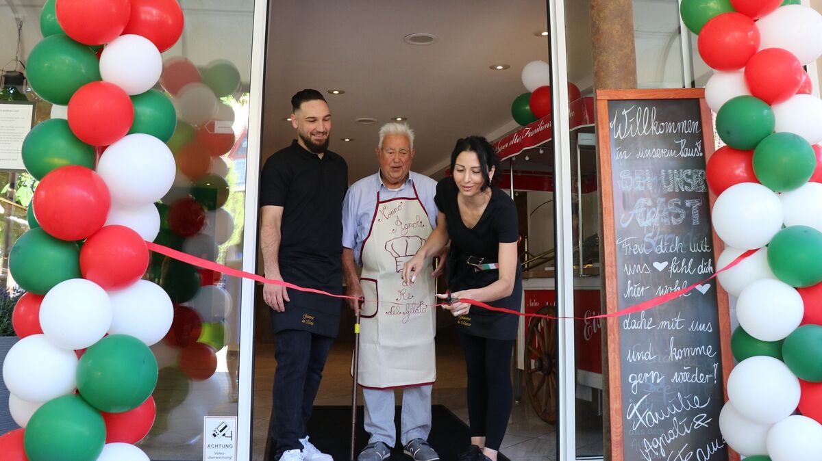 Marco Agnoli und Daniela Jaber-Agnoli bringen mit der Gelateria da Marco italienisches Flair nach Otterndorf. Beim Durchschneiden des Eröffnungsbandes war Marcos Großvater Benito Romano Agnoli (93) als "Stargast" dabei. Foto: Mangels