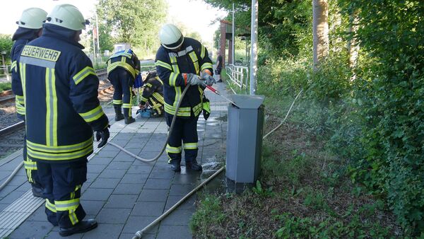 Mülleimer am Bahnhof Wingst in Brand: Feuerwehr rückt aus