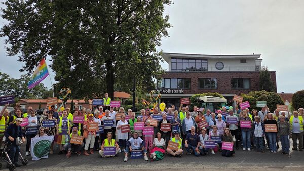 "Demokratie zieht" in Hemmoor: 300 Menschen setzen starkes Zeichen für Toleranz