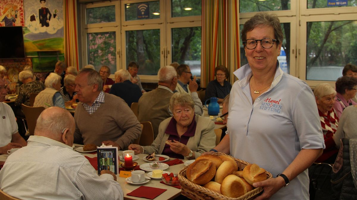 Anita Hanel will Menschen zusammenbringen, zum Beispiel bei einem guten gemeinsamen Frühstück, zu dem sie, unterstützt durch weitere Ehrenamtliche, zweimal monatlich in das Cuxhavener Mehrgenerationenhaus einlädt. Foto: Reese-Winne