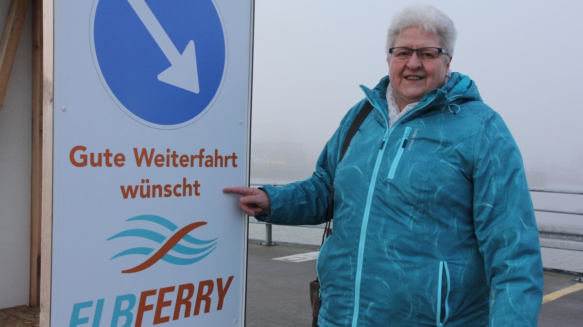 Ulrike Heuberger (64) wünscht sich die Wiederaufnahme des Fährbetriebs zwischen Cuxhaven und Brunsbüttel. Derzeit sammelt sie Unterstützer für eine Petition an die schleswig-holsteinische Landesregierung. Wenn sie genug Mitstreiter findet, würde sie auch eine Demo organisieren. Foto: Sassen