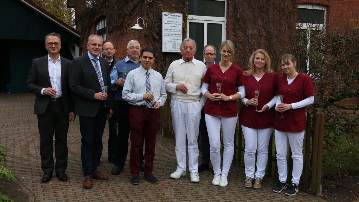 Dr. Miguel Ramos Anaya (5.v.l.) übernimmt. Vertreter von Landkreis, Gemeinde und der Kassenärztlichen Vereinigung (KV) bedankten sich beim medizinischen Team, dass sie die hausärztliche Versorgung in Hechthausen auch in Zukunft gewährleisten. Foto: Grandke