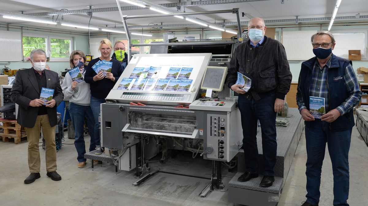 Der Vorsitzende der Arbeitsgemeinschaft Osteland Claus List zusammen mit den Mitgliedern Marlene und Bert Frisch, Harald Kleinmann und Gerhard Reibe (von links) holen bei Ulrike Brauer-Iburg (3.v.l.) von der Firma Druckpartner in Hemmoor die Neuauflage des Hafenführers 2020/22 ab. Foto: Schult