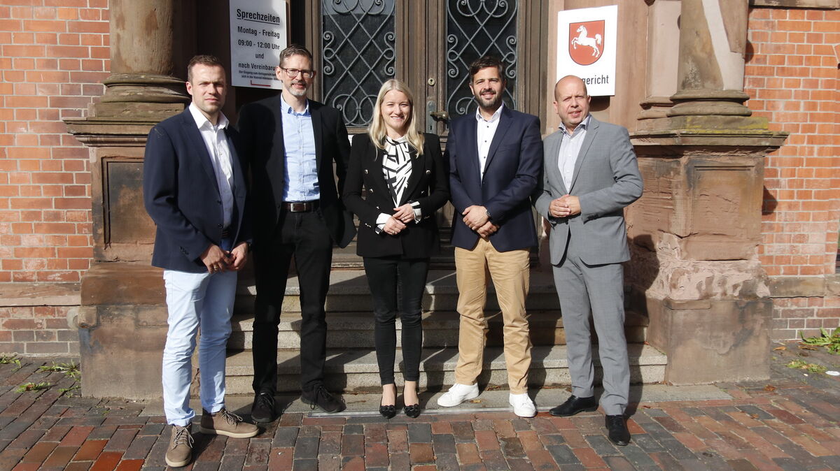 Niedersachsens Justizministerin Kathrin Wahlmann mit ihren gastgebern vom Cuxhavener Amtsgericht (l.) und dem SPD-Landtagsabgeordneten Oliver Ebken (r.) und seinem Bundestagskollegen Daniel Schneider (2. v. r.). Foto: Koppe