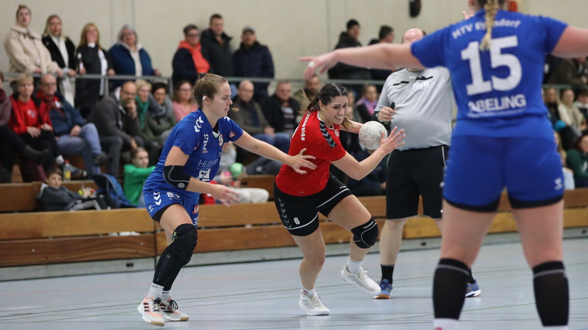 Das Duell der Toptorschützinnen: Altenwaldes Kim Ayleen Hannawald setzt sich in dieser Szene gegen Annika Fröhlich durch. Hannawald erzielte zehn Tore, Fröhlich sogar noch mehr (13). Foto: Unruh