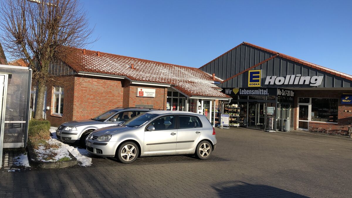 Was wird aus der alten Sparkassen-Geschäftsstelle links vom Edeka-Markt? Foto: Reese-Winne