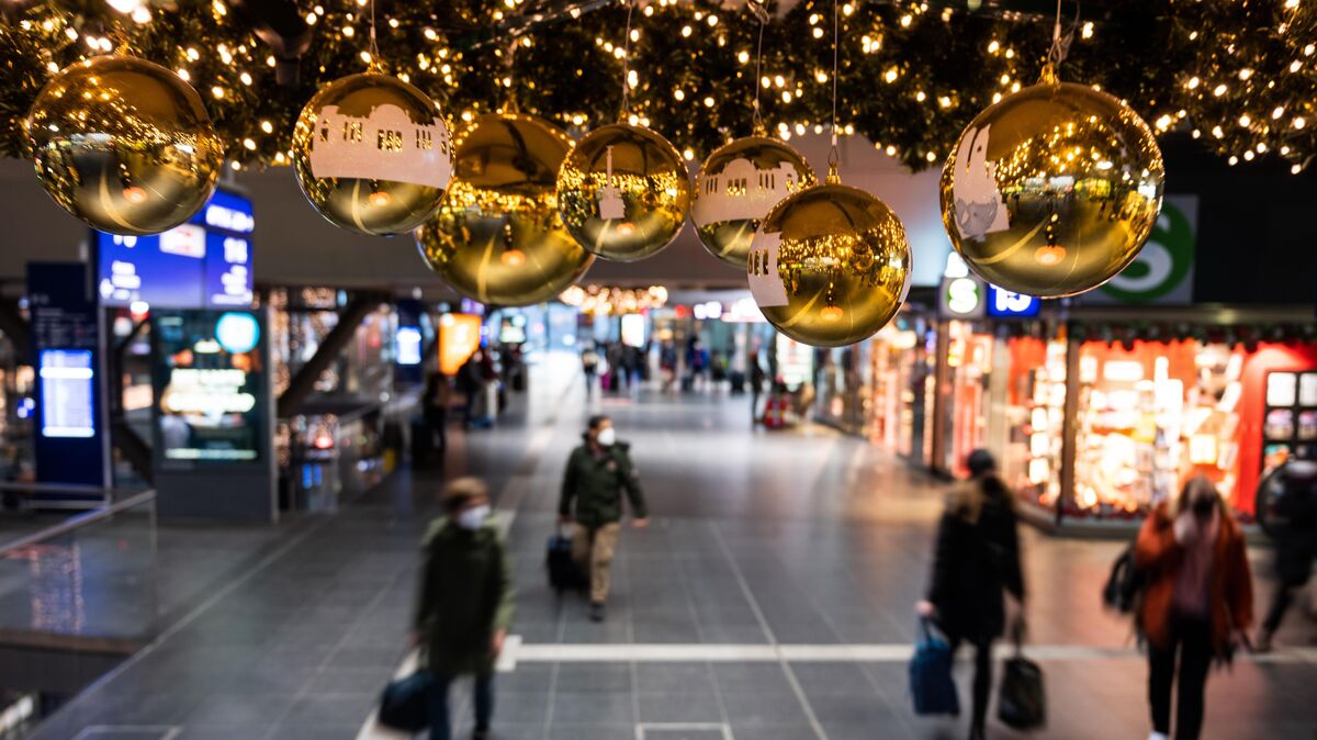 Die verschärften Kontaktbeschränkungen sollen in Niedersachsen voraussichtlich noch nicht an den beiden Weihnachtsfeiertagen gelten. Das sagte Regierungssprecherin Anke Pörksen am Mittwoch in Hannover mit Blick auf den Entwurf einer überarbeiteten Corona-Verordnung. Virologen warnen vor unnötigen Reisen und drängen angesichts der Omikron-Variante zu Kontaktreduzierungen. Foto: Christophe Gateau